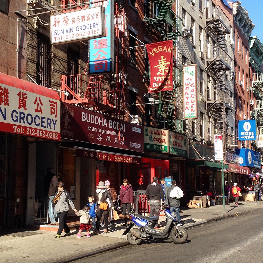 A #chinatown c'è anche un ristorantino cinese interamente vegano. Si chiama #buddhabodai e ha un menù da capogiro io ho provato il 'pollo' in salsa di pepe nero con spinacini al sesamo e già solo questo piatto era per due persone le porzioni qui sono sempre magnum! Meglio per me, che ho un appetito sempre abbondante la specialità della casa però sono i 'gamberetti' fritti in salsa rosa. Presto sul blog vi parlerò più nel dettaglio di questo posto è degli altri che stiamo testando ❤❤ #chinatown #chinesefood #newyorkcity #nyc #veganfood #veganism #veganchoice #healthychoices #veganrestaurant #veganchinese #veganchinesefood