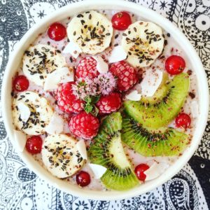 Fruit love  buongiorno #whatveganseat #vegan #veganblog #veggie #raw #fruitlove #fruitbowl #freshfruits #banana #kiwi #ribes #raspberry #smoothiebowl #healthyfood #healthybreakfast #healthybreakfastclub #glutenfreevegan #foodie #cibosano #cibovegano #italianvegan