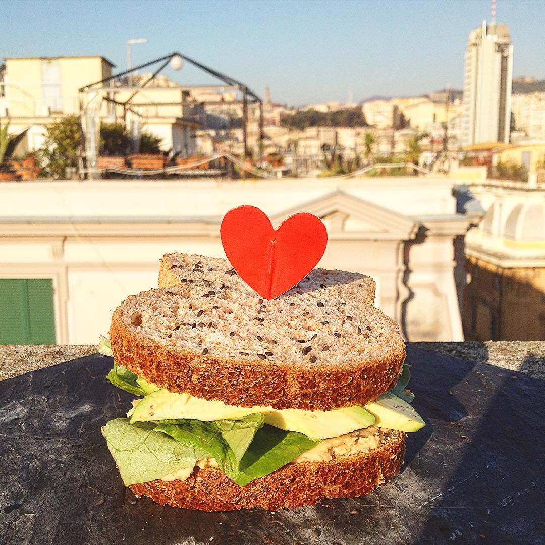 Merendina: sandwich integrale con hummus, lattuga, avocado e vinagrette di kombucha #languorino #avocado #avo #avotoast #avosandwich #sandwich #kombucha #view #whatveganseat #vegan #veganchoice #spuntino