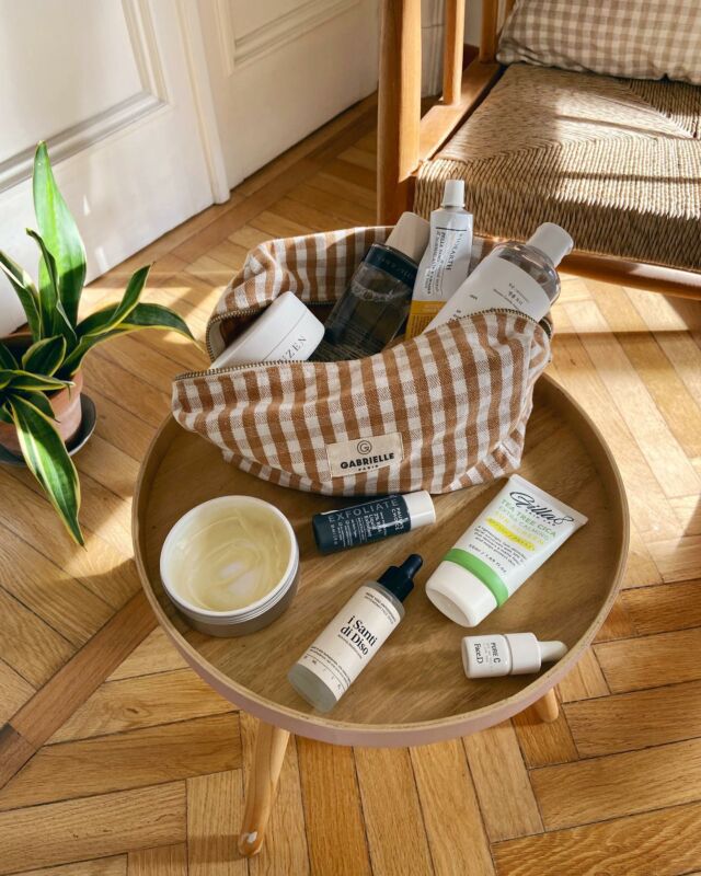Come promesso, ecco i prodotti per la skin care che mi sono più piaciuti ultimamente:
• burro struccante IUVA (brand italiano che abbraccia i principi etici dell'economia circolare) a base di scarti di vinacce di uva Barbera (ha un profumo pazzesco e strucca lasciando la pelle morbidissima, mio burro prefe su @yourbeautytelescope )
• acqua micellare Team Dr Joseph (brand italiano di cosmesi biologica, vegan, vincitore di tanti meritati premi, che ho scoperto su @kauri_store )
• crema solare spf 50 di @gilla8.official (brand vegan coreano) a base di tea tree e centella asiatica con effetto lenitivo per pelli sensibili e soggette ad arrossamenti (si assorbe subito, non unge, perfetta per pelli miste, ha effetto opacizzante e non ha profumo);
• scrub meccanico viso di @bioearth_italy con polvere di nocciolo di albicocca, estratti di rosmarino e arancio dolce per pelli normali/grasse lascia una pelle morbida e ha un profumo che mi fa impazzire;
• trattamento Pure C di @faced_italia a base di vit C pura in acido iarulonico: uno di quei prodotti di cui vedo la differenza tra prima e dopo. Agisce come un booster antiossidante per apportare compattezza, idratazione e luminosità. È un trattamento urto da 16 giorni;
• siero antiossidante @isantididiso (brand pugliese molto attento alla sostenibilità) dalla formula leggera, idratante e protettiva che profuma di mediterraneo, perfetto ogni giorno; 
• maschera @yuzen.beauty (brand nato in Giappone e prodotto in modo sostenibile in Italia) purifica e affina la trama cutanea, a base di argilla bianca;
• tonico alla centella asiatica Mixsoon (su @thegoun_kbeauty ) brand coreano che adoro, vegan, minimalista anche nelle formule (il tonico contiene SOLO un ingrediente: Centella asiatica, che dona sollievo anche alle pelli sensibili o sensibilizzate) che utilizza imballaggi rispettosi dell'ambiente e facili da riciclare;
• esfoliante chimico di @paulaschoiceit lo sapete per me irrinunciabile è il prodotto che più ho ricomprato perché rimuove le cellule morte senza aggredire la pelle, lascia la pelle più luminosa, aiuta con le imperfezioni e discromie, migliorando visibilmente la texture. 
💛 Li conoscete già? Domande?