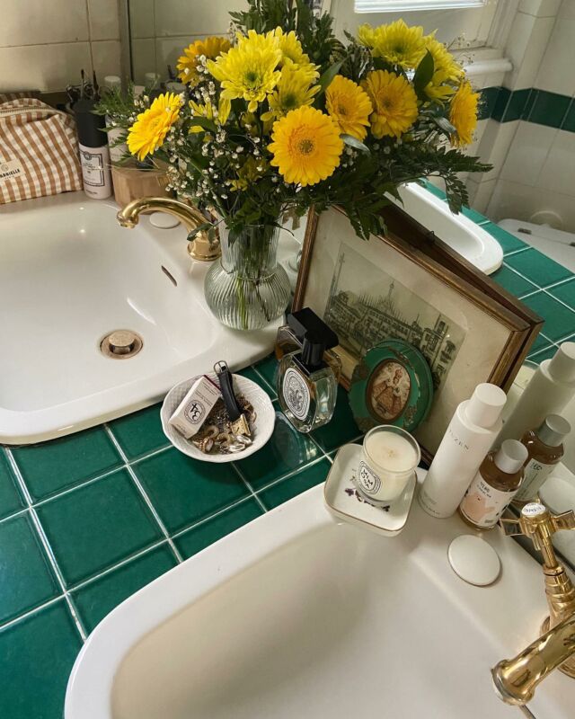 Non avrei mai pensato di condividere una foto del nostro bagno, visto che è una stanza che non amo particolarmente… quando ci siamo trasferiti qui non avevamo il budget per ristrutturarlo, così abbiamo adoperato qualche piccolo accorgimento per renderlo un po’ più carino, meno anonimo e più nostro:
• abbiamo sostituito i vecchi rubinetti (erano in plastica verde…!) con rubinetteria da bagno da signori (secondo me 😜). Già solo questo ha cambiato parecchio aspetto alla stanza! Trovo siano così chic!
• c’erano mille buchi nelle piastrelle e abbiamo così deciso di stuccarli e appendere quadretti e poster di mostre qua e là per camuffare: amo i quadretti e poster in bagno, e voi? 
• c’erano tanti maniglioni in plastica verde appesi ovunque (credo per appendere asciugamani?! Non saprei erano tipo sette maniglioni in plastica) e mobiletti in plastica sulle pareti… rendevano l’ambiente un po’ troppo pieno per i miei gusti. In bagno non abbiamo bisogno di chissà quanti mobili, avere spazio sotto ai lavabi è già più che sufficiente per tenere carta igienica, phon, piastra, prodotti per igiene personale.

E voi che rapporto avete con il vostro bagno? Vi piace? Spero in caso contrario possiate aver trovato qui qualche spunto utile 💛

#mybathroom #bathroom #bathroomdecor #homesweethome #homedecor #homedesign