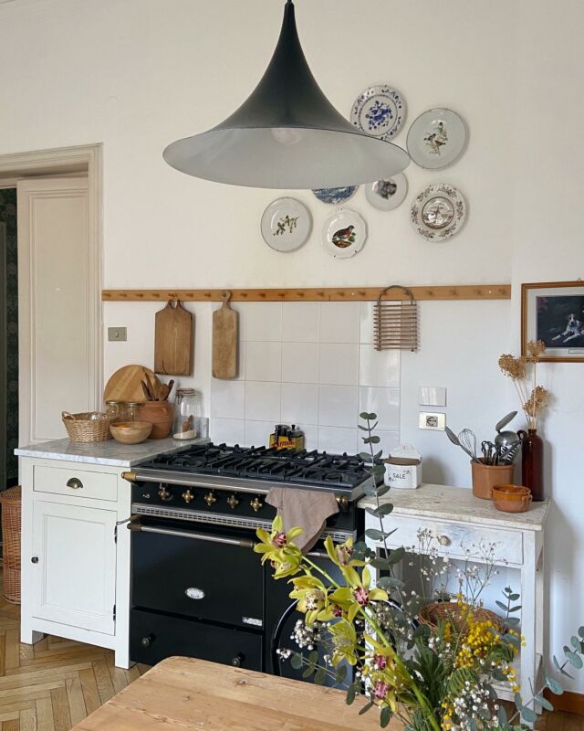 Ora che cambiamo casa ci siamo chiesti se continuare con una cucina a gas o scegliere l’induzione. So che altre persone come noi ci stanno pensando e ho pensato di raccogliere qui alcuni aspetti che stiamo valutando e che spero possano tornare utili a chi come noi si trova davanti a questa scelta:
- pentole: per l’induzione occorrono pentole specifiche, e se amate cucinare in pentole di coccio dovete rinunciarvi. Tuttavia, esistono degli adattatori che permettono di utilizzare comunque le vecchie pentole (no coccio, ma acciaio e alluminio si!) e la moka. Sull’uso di questi adattatori devo ancora farmi un’idea;
- questione cappa: alcune persone mi scrivono che serve un tipo di cappa specifico in quanto con l’induzione si forma una maggiore condensa. Ho ricevuto pareri contrastanti, ma in ogni caso sapete non amo la cappa a priori (come scolapiatti, piastrelle…);
- quanti kw servono per un piano cottura a induzione? Ogni piano ha una potenza diversa, che va da 3 a 6 kw… il nostro impianto ora è da 3 kw dunque con altri elettrodomestici in funzione (frigorifero, lavatrice, lavastoviglie ecc) potrebbe richiedere di aumentare la potenza del contatore. Su questo punto credo dipenda dalle nostre abitudini e potrebbe essere utile prendersi un periodo di prova per capire e in caso aumentare i kw;
- rischi sulla salute: non ho trovato studi che provino l’esistenza di rischi per la salute  per uso di piani a induzione (onde elettromagnetiche)
- delicatezza del piano: bisogna fare attenzione perché i piani in vetro ceramica si possono graffiare se si usano spugne e prodotti inadatti per la pulizia. Occhio anche a caduta di oggetti vari (tipo bottiglie di vetro) perché si potrebbero crepare/rompere!

Si tratta di un acquisto importante quindi stiamo valutando tanti aspetti, intanto abbiamo venduto la nostra cucina a gas, che già avevamo preso usata e sono felice che possa continuare a essere sfruttata da altre persone 🐭

Volevo ringraziare chi mi ha scritto in direct nei giorni scorsi riportando la propria esperienza e riflessioni su questa scelta! L’idea di condividere un post è perché vorrei rimanesse la possibilità di consultare i commenti anche in futuro ☺️