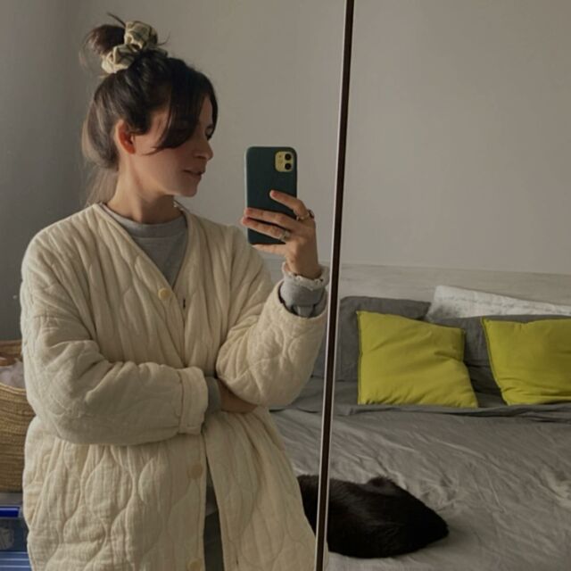 🧵 Mostrare il mio guardaroba (per l’80% di seconda mano e/o vintage), è un modo per far vedere che le alternative esistono e per normalizzare la cosa, anche se credo sia sempre bene ricordarci che i vestiti più sostenibili sono quelli che abbiamo già, da trattare con cura e rispetto. 
🧵 Oggi vorrei rispondere a una domanda che ricevo spesso quando mostro i miei capi di seconda mano, ovvero come li trovo su Vinted, con quali criteri li seleziono e quali brand cerco.
🧵i filtri che utilizzo più spesso sono quelli relativi al tipo di capo (es. cappotto, pantalone…),/ colore (fondamentale per scremare, per es a me stanno malissimo colori come arancione/fuxia/verde) e poi brand (nelle slide trovate i miei preferiti, gli stessi che vedete nel mio armadio 🐭).
Un’altra cosa per me importante è saper aspettare. Con l’usato spesso e’ così. Per trovare il cappotto blu dei miei sogni ci sono voluti quasi due anni, ma che soddisfazione poi averlo scovato esattamente come lo sognavo, con il mio budget 🥹 
È capitato anche a voi di cercare un capo per mesi, a volte anni? 
Conoscevate già questi brand?

#vintage #vintagestyle #vintageitalia #vintagefashion #vintageclothing #vinted #mywardrobe #secondhand #secondhandfashion #secondhandfirst #telotrovousato
