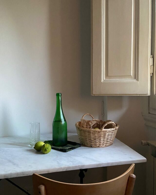 Tornare a scrivere dopo 4 mesi mi mette un po’ in soggezione, soprattutto perché ancora fatico a trovare le parole per rispondere a chi mi chiede come sto 😅
Al momento le emozioni sono tante, spesso ingarbugliate, alcune giornate sono più difficili di altre e per una persona abitudinaria come me ripartire di nuovo, in un posto sconosciuto, ricrearsi piccoli rituali, non sempre è facile. C’è però una frase che sto sentendo molto mia, che dice più o meno così: ‘Lì dove c’è la tua zona di comfort è un posto bellissimo. Ma non cresce nulla’. Ecco, sfidarmi a uscire da quella zona di comfort spesso (sempre?) mi terrorizza, ma ogni volta che riesco a farlo mi fa stare poi immensamente bene con me stessa. 

🍋 e la casa? Qui, un piccolo angolino, dove abbiamo provato ad attaccare la lavagna che ho trovato usata proprio come la desideravo e immaginavo già appesa. Siamo andati a prenderla a Pistoia ed è stata l’occasione per visitare il centro, il mercato, fermarci a pranzo in un posticino carino e passare una bella giornata insieme. Tornati a casa, trapanando il muro, abbiamo per poco bucato un tubo (acqua? Gas?)… quindi per ora abbiamo stuccato i buchi, ringraziato di non aver preso in pieno il tubo 😅💪🏼 e ora capiremo come procedere… 

Volevo condividere questo piccolo aneddoto per spiegare come le cose procedono… direi con lentezza, e ho capito che anche se questa cosa per me significa spesso uscire dalla zona di comfort (per dire che ho ancora dopo TRE mesi tutti i vestiti ancora nei sacchi e i libri negli scatoloni perché non ho trovato i mobili giusti), per me ho capito essere preziosa.  E mi fa stare bene.

#faidate #faidatechepassione #casasumisura #casa #homesweethome #myconsideredhome #telotrovousato #myktchn
