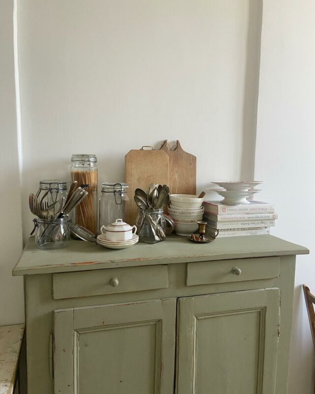 Primo (e per ora unico) angolino di casa ad aver preso forma… 😅💪🏼
Il muro della mini cucina presentava una nicchia, e la cosa buffa è che la dispensina ci entra perfettamente, come se fosse stata fatta su misura ☺️ invece è un ritrovamento in un mercatino! 
A proposito, visto che quest’anno non ci muoveremo dalla Toscana, sto girando parecchi mercatini, rigattieri, e vorrei condividere poi con voi i miei preferiti. Se avete anche voi qualche indirizzo da condividere con me, lasciatelo nei commenti 💙🙏🏻
Stiamo ancora cercando diversi mobili (tipo per sistemare i miei vestiti, libri, …!) e la scelta è sempre quella di guardare nell’usato/vintage in cerca del pezzo giusto che ruberà il nostro cuore, come è accaduto con questa dispensina. 

#secondhandfurniture #vintageindustrialdecor #myconsideredhome #homesweethome #secondhandfirst #mercatinivintage #homedecor #homedecoration #homedecorideas #brocantage