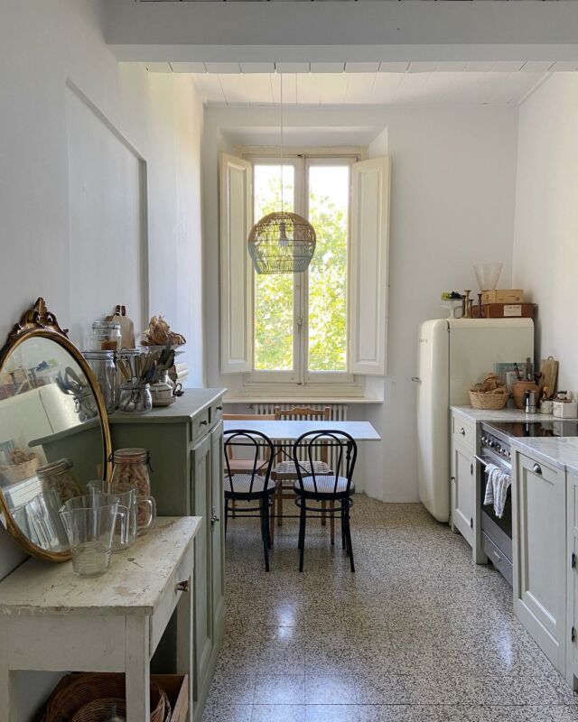 Prima & dopo 🤍
Ci saranno ancora tanti cambiamenti da fare (zoccoletto, piantine aromatiche da sistemare sulla mensola che abbiamo costruito sotto alla finestra, mettere i bidoncini della differenziata -ora usiamo sacchetti…) ma intanto prende sempre più forma e inizia ad assomigliare all’idea che ho in mente: un piccolo bistrot parigino affacciato sull’Arno 💙
A proposito dei bidoncini della differenziata, sto pensando di usare dei vecchi bidoni in zinco del latte… cosa ne pensate? Cosa usate per fare la differenziata (mi rivolgo soprattutto a chi non ama le pattumiere in plastica?)

#homedecor #homesweethome #homedecoration #homereveal #kitchenreveal #primaedopo #beforeandafter #mykitchen #homedecor #secondhandfurniture