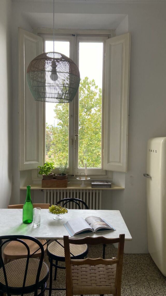 Ecco il prima e dopo della mensola che abbiamo progettato e costruito per la nostra mini cucina… per ora ci abbiamo appoggiato alcune piantine aromatiche, e quando accenderemo i caloriferi metteremo al loro posto candele, pigne e bucce di mandarino sul termosifone a sprigionare il loro profumo. Amo guardare fuori gli alberi che cambiano colore a ritmo con le stagioni e con questa mensolina questa finestra mi piace ancora di più 🩵 
#homedecor #homesweethome #homedecor #decorideas #renovation #faidate #decoronabudget #diy #diyhomedecor #solebich #casadolcecasa #casafacile #periodhome #myhousemyhome #wearethehomemakers 
#homedecor #calmspace #brocante