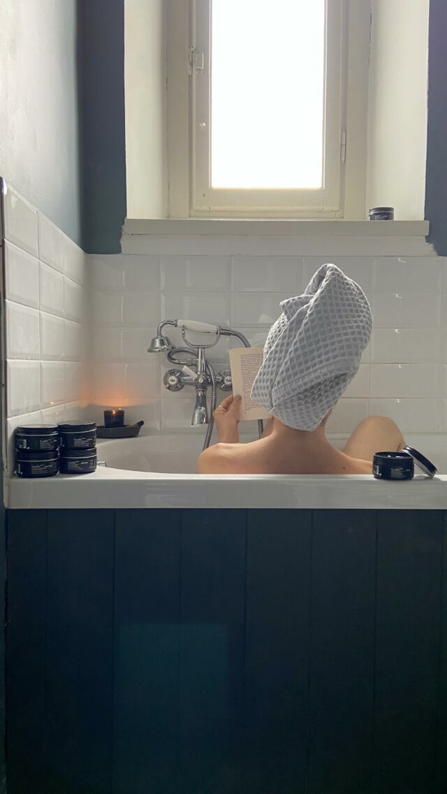 Oggi condivido con voi la mia beauty routine gentile con il Pianeta e con gli animali, con i prodotti della linea Melting di @sendoconcept.official , brand italiano certificato Carbon neutral, vegan e cruelty free. 
I prodotti Melting hanno proprietà altamente nutrienti, elasticizzanti e ideali per pelli sensibili. Le formule sono semi solide, super concentrate e a ridotto contenuto di acqua, rendendo questi prodotti perfetti anche da portare in viaggio, con pratiche confezioni in alluminio 100% riciclabile all’infinito.
La linea comprende:
- shampoo nutriente ideale anche per uso quotidiano
- condizionante capelli nutriente districante e nutriente (lascia capelli morbidosi per niente appesantiti!)
- bagnodoccia corpo vellutante delicato
- burro corpo nutriente a base di soli ingredienti di origine naturale 
- burro struccante emolliente perfetto per viso e occhi
Adoro le profumazioni 100% di origine naturale, e le formule rispettose della pelle, anche delle più delicate come la mia, oltre che sostenibili ed ecologiche per il pianeta. 
Dai metodi di lavorazione al packaging, alle scelte degli ingredienti: tutto è pensato a partire da un approccio realmente olistico, alla ricerca del benessere non solo per noi stessi, ma anche del l’ecosistema di cui siamo parte. 
Conoscete già i prodotti Sendo? Quali sono i vostri preferiti?
#lesswatermoreconsciousness #sendoconcept #qualitywealldeserve
