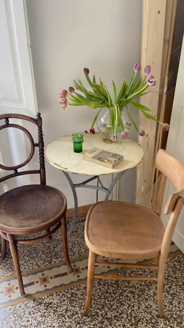 Ricordate il tavolino di seconda mano che abbiamo preso per il nostro mini balcone? Ora con il freddo e pioggia ho pensato di sistemarlo dentro, in camera da letto, creando un angolino di lettura, che ne dite? Adoro questo tipo di tavolini 💕 sullo sfondo piccolo soiler delle assi della boiserie che fisseremo sempre in camera 😜

#renovation #renovieren #relookingmaison #retourdechinevintage #renovierung #myconstancemoment #myconsideredhome #faidate #faidateitalia #faidatelegno #vintage #homesweethome