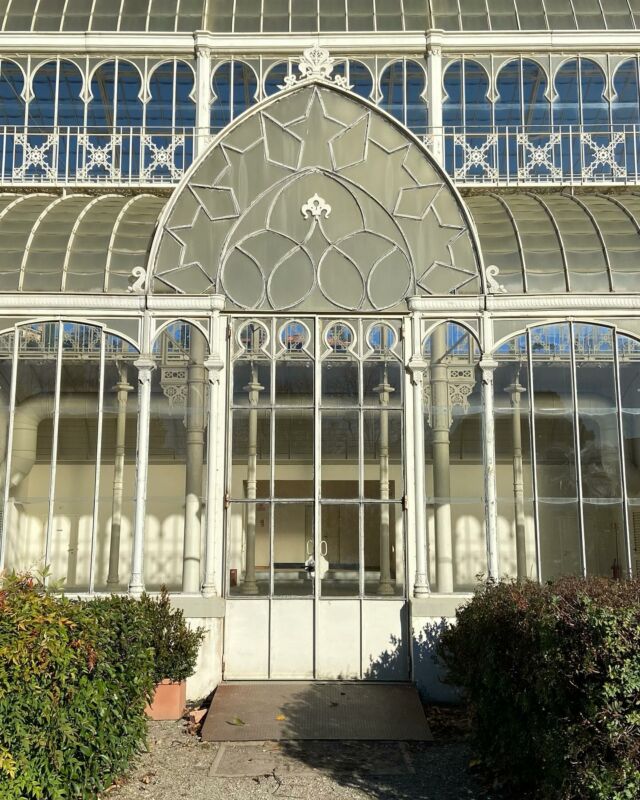 Posticini che mi piacciono (e che nelle guide di Instagram aggiorno man mano!):
🍂 giardino dell’Orticoltura: ospita una delle mie biblioteche preferite a Firenze, e la meravigliosa Serra progettata nel 1880, in occasione della prima Esposizione Nazionale della Federazione Orticola Italiana. È il più grande tepidario d'Italia, davvero ben conservato. Progettato dall'architetto Giacomo Roster, si può ammirare ancora oggi e viene spesso utilizzato per mostre ed eventi.
📖 libreria @giuntiodeon uno dei miei posti del 🤍 a Firenze: libreria ma anche sala cinema da 198 posti, ospita incontri letterari, mostre e una caffetteria.
Frutto della collaborazione tra la casa editrice Giunti e la famiglia Germani, proprietaria del teatro da tre generazioni, lo storico cinema-teatro, aperto negli anni Venti del secolo scorso, è stato completamente restaurato dallo studio fiorentino Benaim, che ha riportato alla luce l’originale splendore degli arredi e delle decorazioni in stile Art Déco.
🧵 la merceria @quercioli_lucherini fondata nel 1895, conserva lo spirito delle botteghe di un tempo.

Questi alcuni dei miei posticini del 🤍 di Firenze dove vi porterò man mano. Spero vi piaccia questa rubrichina! 

#visitflorence #visitfirenze #visitfirenze_official #igersfirenze #firenze #firenzetoday #florence #tuscany #negozistorici #tepidariumdelroster #orticolturafirenze #merceria #ig_firenze
