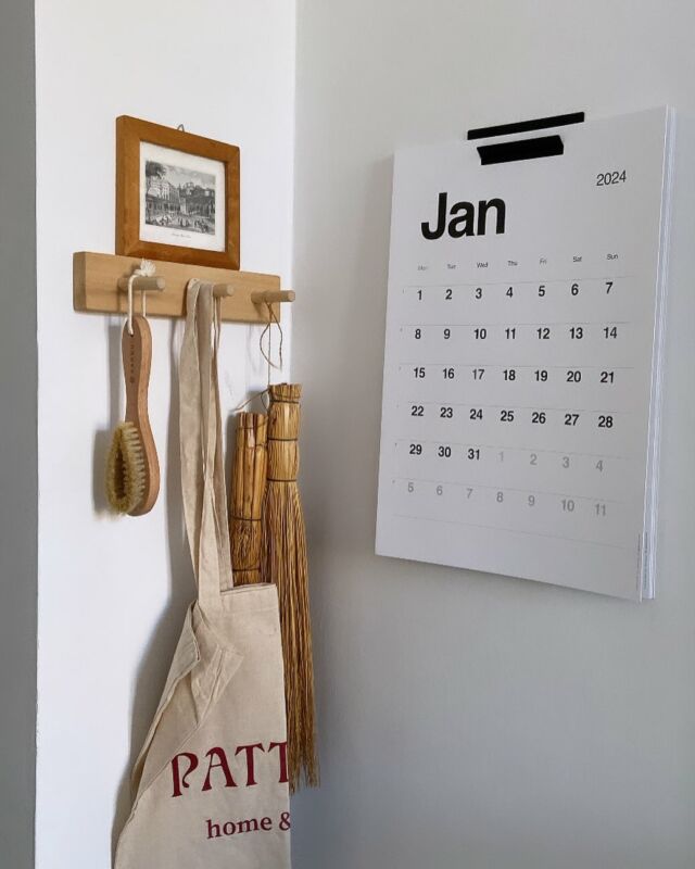Angolini 🤍
Buona domenica! Qui oggi continuiamo con la posa della carta da parati e poi giretto al parco a goderci i colori dell’autunno 🍁 

#myhome #myhomevibe #homedecor #homesweethome #homedecor #calender #calendario