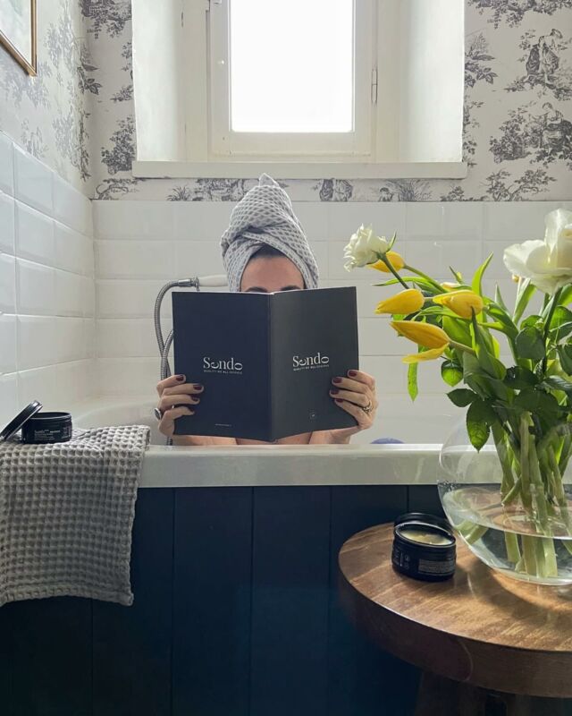 Come rendere la beauty routine più sostenibile?

Ne ho parlato in un approfondimento sul Sendo Journal, di cui trovate il link nelle storie (che lascerò in evidenza).

Usare meno acqua, meno gas e meno energia è sempre più importante per ridurre il nostro impatto sul Pianeta. 

L’acqua, infatti, è un bene da preservare. Per questo in ambito cosmetico si sta puntando a ridurre l'uso dell'acqua sia in fase di produzione sia nell'utilizzo, come nella linea Melting di @sendoconcept.official che utilizza formule semi solide, super concentrate e a ridotto contenuto di acqua. 

Inoltre, i prodotti della linea Melting sono contenuti in confezioni di alluminio 100% riciclabile all’infinito e sono vegan e cruelty free come tutti i prodotti @sendoconcept.official , che è un brand italiano certificato Carbon Neutral.

Per una beauty routine più gentile con il Pianeta, oltre alla scelta di prodotti sostenibili, ci sono tante altre azioni che possiamo pian piano introdurre nelle nostre abitudini, come applicare alla doccia un soffione a basso flusso, che permette di regolare il getto d’acqua risparmiando fino al 75% del consumo di energia.

Ne conoscete altre?

#qualitywealldeserve #sendoconcept #lesswatermoreconsciousness