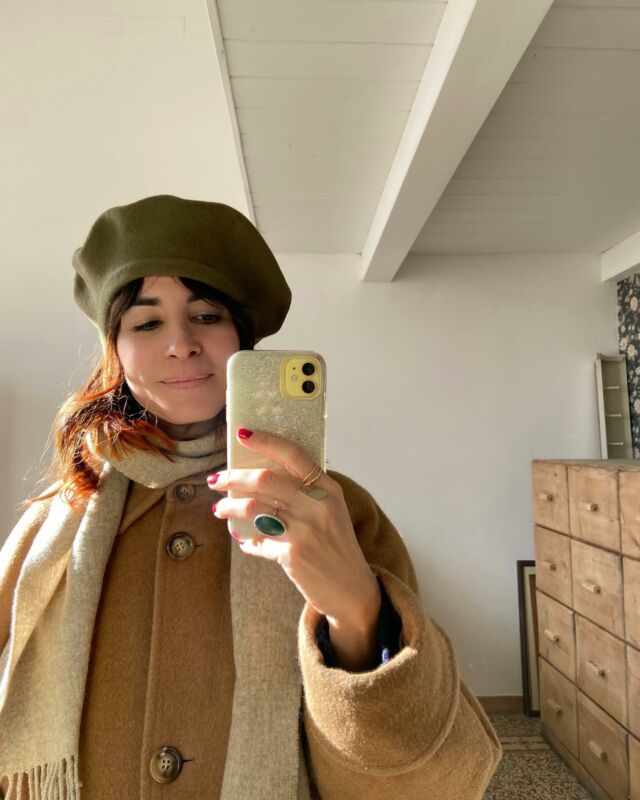 Totalmente negata sempre a farmi foto ma volevo celebrare il cambiamento 💇‍♀️ 

- basco (grande amore) 100% lana verde oliva della storica @cappelleriamelegari di Milano #secondhand 
- cappotto Casor (vorrei saperne di più di questa azienda storica con sede a Bologna, ho fatto diverse ricerche ma ho trovato poche informazioni) #vintage 
- sciarpa @harrods #secondhand 100% lana