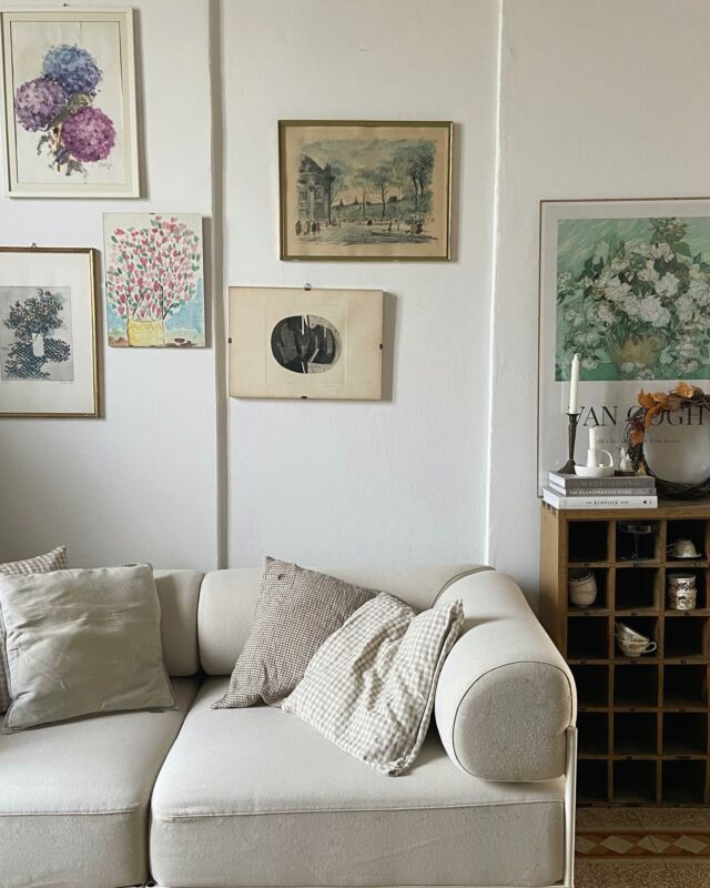 🛋️ + 🖼️ + 🕯️ = 🏠 🤍

#mylvngrm #myhomevibe #myconsideredhome #homesweethome #scandihome #scandinavianhome #wallgallery #vintagestyle #vintage #vintagehome #brocante #secondhandfurniture