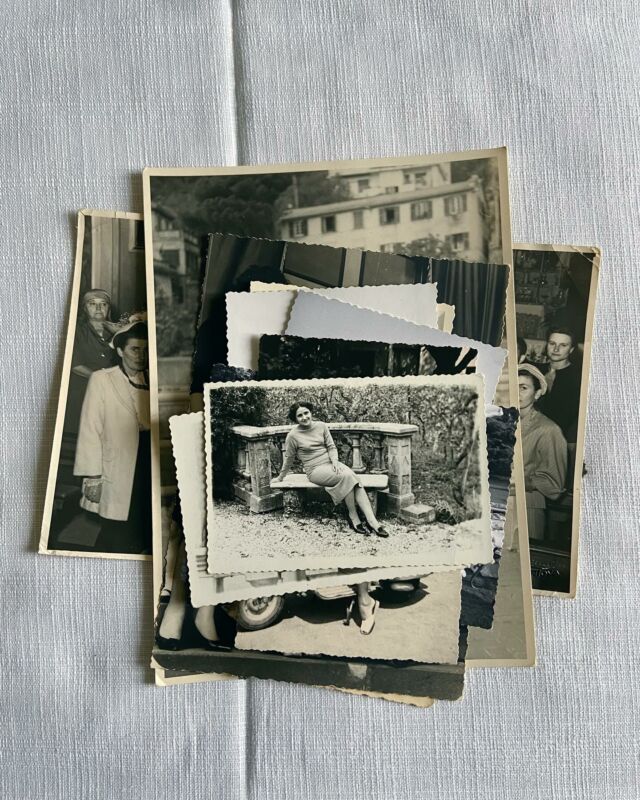 Aggiornamento bagno di sotto:
⭐️ ho finalmente scelto tra scatoloni pieni di vecchie foto di famiglia, quelle che vorrei incorniciare e appendere. Ora mi manca qualche giretto per mercatini e un po’ di fortuna per trovare le cornici adatte;
⭐️selfie in bagno immortalando la frangetta corta (non ho ancora capito se ho fatto una cavolata);
⭐️la Mutter che mi aiuta a cucire la tenda per il bagno utilizzando un avanzo di stoffa;
⭐️la scelta dei ganci per appendere gli asciugamani (accumulati negli anni di giretti ai mercatini);
⭐️il mobiletto appeso, trovato sotto strati di polvere in una segheria, colpo di fulmine ⚡️;
⭐️colpo di fulmine attraverso la vetrina della segheria;
⭐️alcune ispirazioni tema ‘bagno’ salvate nella mia galleria Pinterest.

#beforeandafter #primaedopo #renovation #renoinspo #brocantes #chineuse #vintage #secondhandfirst #bathroomdesign #bathroomdecor #vintagebathroom #frenchstyledecor #frenchstylehome #homesweethome #myconsideredhome #faidate #faidatecasa #telotrovousato