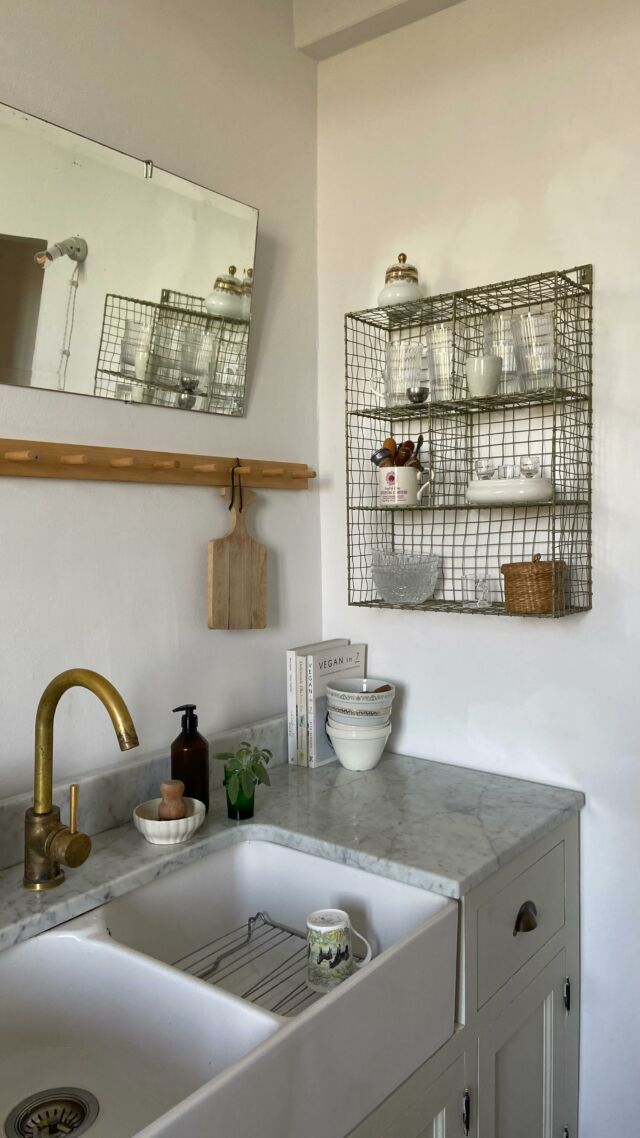 Un po’ di aggiornamenti dei piccoli progressi della nostra mini cucina 🤍
⭐️ Manca ancora lo zoccoletto, sto scegliendo la tonalità che meglio si abbina ai vari colori del pavimento e dei mobili (ci siamo quasi 😅)
⭐️ nelle ultime settimane abbiamo appeso lo specchio sopra al lavello (trovato grazie a @zaptreasures ) e lo scaffalino in metallo che adoro, scovato da @pattern_home_and_crafts 🤍
⭐️ abbiamo trovato i bidoncini del latte (marketplace) che utilizziamo per la differenziata 
⭐️ sto pensando di inserire un divanetto (ne ho adocchiato uno di @nomibis che 🫠🫠🫠) al posto delle due sedie che si trovano verso la finestra
⭐️ dobbiamo passare la pittura lavabile, ci era infatti esplosa la moka del caffè e avevamo il muro a chiazze fino al soffitto… 

🤍 Quasi ogni pezzo è di seconda mano o vintage o acquistato da piccole realtà. C’è voluto tempo, ma è davvero tutto a nostra misura e unico 🐭

Curiosità? Domande? ☺️

#kitchen #kitchendesign #kitcheninspiration #kitchenrenovation #reno #renovation #renoinspo #myktchn #homedecor #home #homedecoration #homeinterior #kitchenideas #faidatecasa #makeover #makeovertime #beforeandafter #primaedopo #myconsideredhome #faidate