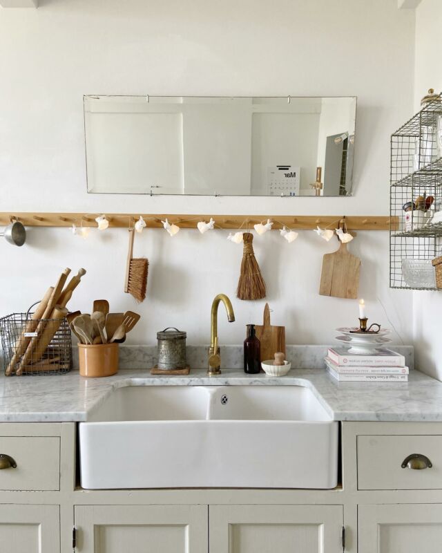 Ogni occasione è buona per appendere lucine 🐰🌟 

#mykitchen #kitchenrenovation #kitchenreno #reno #myconsideredhome #homesweethome #cottagecore #cottagedecor #renovationjourney #myktcn #solebich #dettaglioperfetto #dettaglioperfettocasafacile #homedecor #seasonpoetry