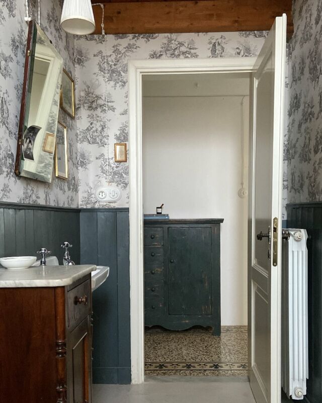 🛀 🧼 🤍

#mybathroom #reno #renovation #renovieren #bathroomremodel #bathroomrenovation #bathroominspiration #cottagecore #toiledejouy #cartadaparatistyle #wearethemakers #faidate #boiserie #homesweethome #myconsideredhome