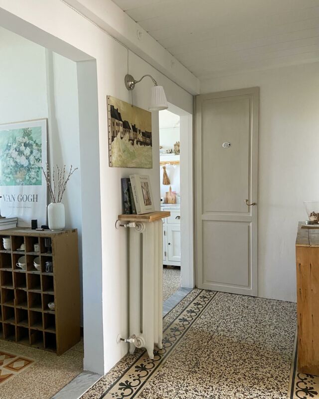🤍 INGReSSO 🤍

E’ trascorso quasi un anno, e il nostro piccolo ingresso,  seppur non finito, ha pian piano preso forma.
🛒 In questi anni stiamo provando ad arredare con calma, senza pensare di dover avere tutto subito, cercando i pezzi poco alla volta. Stiamo cercando di vivere lo spazio prima di riempirlo di oggetti, per capire le nostre esigenze. 
🛒 Spesso la fretta ci porta ad acquistare fast furniture, e uscire dalla mentalità del tutto subito, tutto a portata di click, non è sempre facile.
Quindi ecco il nostro mini ingresso ancora incompleto dopo un anno.
Manca uno specchio con cui sostituire quello rotto della vecchia proprietaria, e manca la mensola sopra al piccolo calorifero.
Il calorifero è per me il pezzo forte! E’ un vecchio calorifero in ghisa più in linea con le finiture liberty della casa.
Abbiamo poi creato una finta porta dietro cui abbiamo sistemato la lavanderia e scaffali vari creando uno sgabuzzino (non abbiamo soffitta ne’ cantina dunque questo spazio era assolutamente necessario 🤪).
Sopra alla porta di ingresso abbiamo costruito una mensola per i nostri tanti libri… avendo dimezzato le dimensioni della nostra casa, ma non la quantità di libri, ogni spazio e’ prezioso!
Abbiamo recuperato una vecchia lavagna scolastica, sulla quale scriviamo le cose che ci piacciono della nostra vita qui 🤍
La nostra piattaia era troppo larga e non riuscivamo a trovarle una collocazione, ma non volendomene separare abbiamo deciso di segarne un pezzetto e metterla qui, con i servizi di piatti che usiamo solo per le occasioni speciali.
Il mobiletto scuro all’ingresso è in attesa di restyling, intanto è una comoda scarpiera, visto che togliersi le scarpe appena si entra e’ nostra abitudine…

Nelle foto trovate il PRIMA e DOPO fatemi sapere cosa ne pensate! 

#reno #renovation #renovierung #wearethehomemakers #home #homedecor #homesweethome #homedesign #cottagecore #frenchvibes #dettaglioperfetto #ingresso #homedecor #secondhand #secondhandfinds #vintage