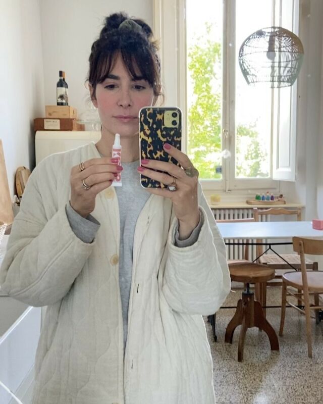 Piccoli rituali ✨
- trucchini 
- colazioni in bar bellissimi 
- 🌷 🐝
- soffermarmi qualche minuto, ogni sera, al ritorno dall’ospedale, sul ponte che affaccia sul fiume e cercare di assaporare, nonostante tutto, la bellezza che ci circonda ♥️🥹 
- Violetta e i miei calzini 🧦 una storia d’amore: svolgimento
- letture (spoiler della newsletter che esce domani ✨)
- unghiette preferite 

#enjoylife #enjoylittlethings #littlethings #littlethingsthatmakemehappy #littlethingsilove #piccolafarmacialetteraria #cartolinedafirenze #pontevecchio #firenze #igersfirenze #ig_firenze