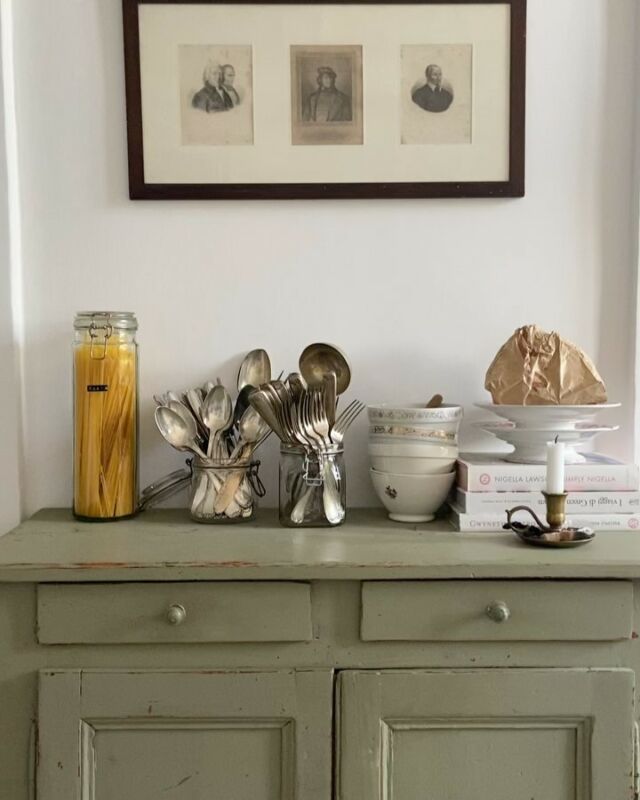Nei giorni scorsi ho trovato questo quadretto in un mercatino e l’ho subito immaginato nella nicchia sopra la dispensa. Ora sono indecisa se metterci tre foto in bianco e nero di famiglia o tenerlo così… che dite? 

#homedecor #homesweethome #homedesign #secondhand #secondhandfurniture #vintage #vintagestyle #vintagelove #reno #renovieren #renovation #wearethehomemakers